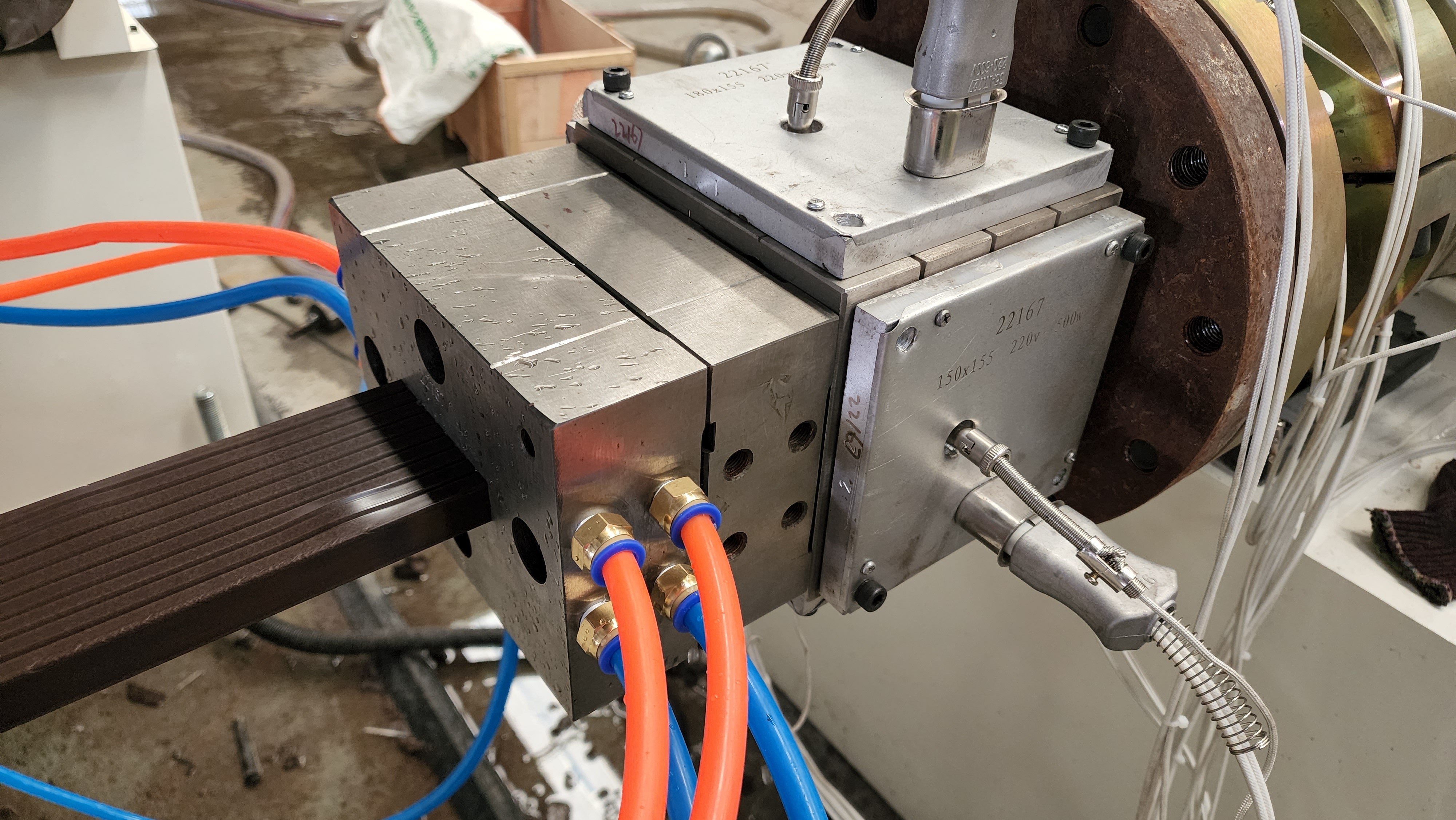  WPC kapı &ccedil;er&ccedil;evesi &uuml;retim hattı